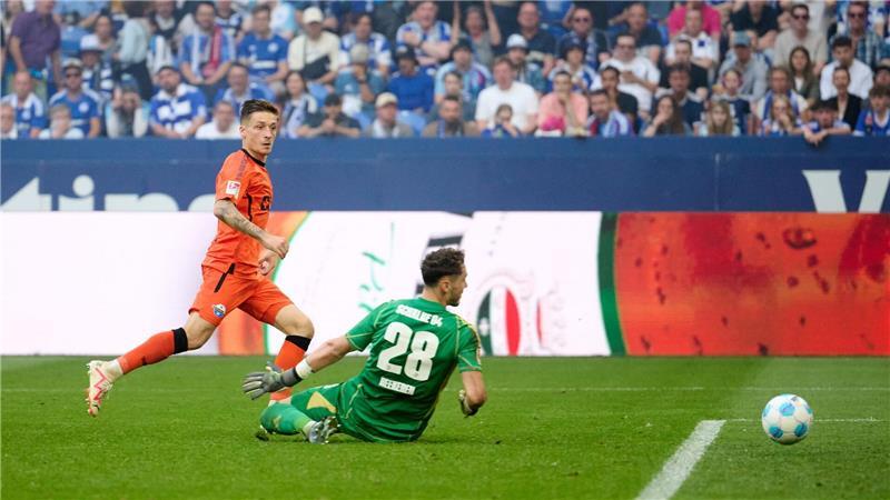 Paderborn setzt im Aufstiegskampf auf Schalke ein Zeichen Die Vorentscheidung: Paderborns Marvin Mehlem trifft zum 2:0.