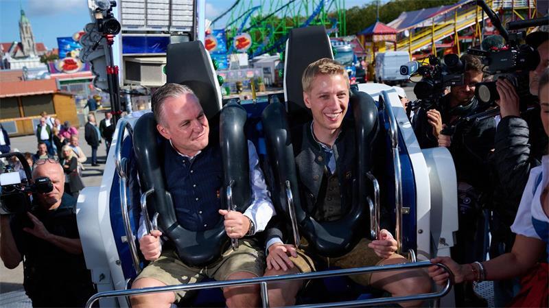 „O’zapft is“: In München beginnt das Oktoberfest Die Vorfreude auf das Oktoberfest steigt: OB Dominik Krause (r) und Wiesn-Chef Christian Scharpf sitzen schon einmal Probe.