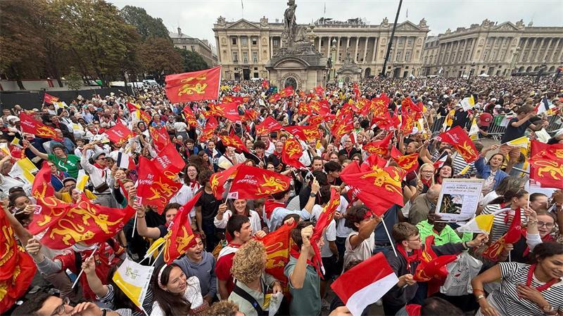 700.000 Menschen bei Papstmesse in Paris Die Vorfreude bei den wartenden Menschen ist groß.