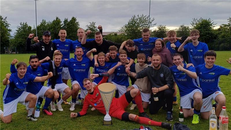 Auch 2025: Harsefelder Straßencup unter guten Nachbarn Eine Mannschaft mit blauen Trikots und weißen Hosen versammelt sich um den Siegerpokal und jubelt.