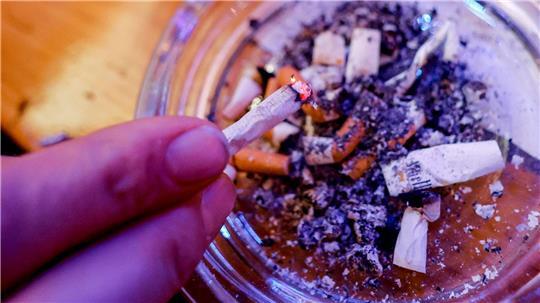 Die Vorschriften etwa gegen Zigaretten sind in Deutschland im internationalen Vergleich relativ locker (Archivbild)