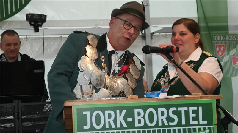 „Lebenstraum ist wahr geworden“: Er ist der neue Schützenkönig von Jork-Borstel Die Vorsitzende Anna-Lena Scheibe erteilt dem neuen Schützenkönig Michael Monat das Wort. Sie selbst wurde mit einer satten 20 zur Schützenkönigin.