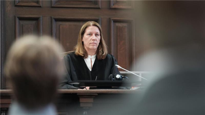 Die Vorsitzende Richterin Isabel Hildebrandt hat Christina Block mit einem Haftbefehl gedroht. 