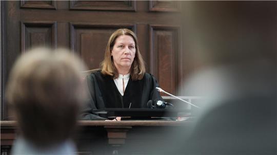 Die Vorsitzende Richterin Isabel Hildebrandt hat Christina Block mit einem Haftbefehl gedroht. 