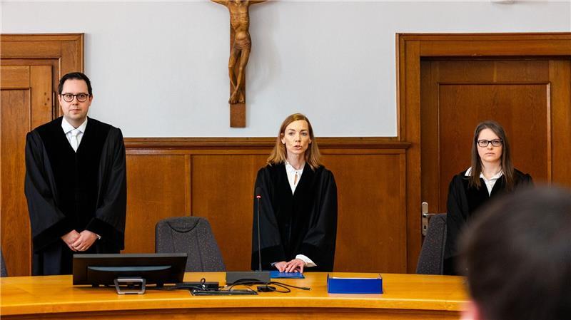Die Vorsitzende Richterin (M) bei der Urteilsverkündung. 