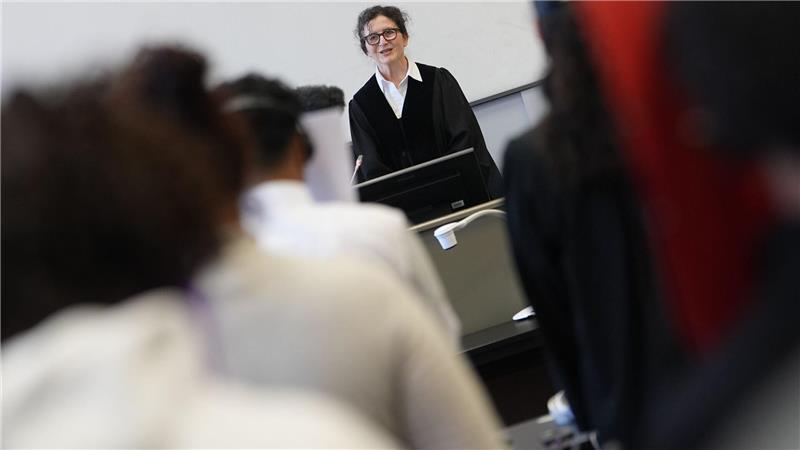 Die Vorsitzende Richterin Ulrike Schönfelder beschreibt den Überfall in der Hochhauswohnung als Szene wie in einem Horrorfilm.