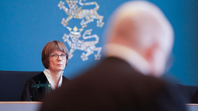 Die Vorsitzende Richterin am Landgericht Lübeck Helga von Lukowicz sitzt zu Beginn des Prozesses wegen schweren sexuellen Missbrauchs eines Kindes im Sitzungssaal.