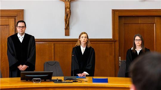 Die Vorsitzende Richtern (M) bei der Urteilsverkündung. 