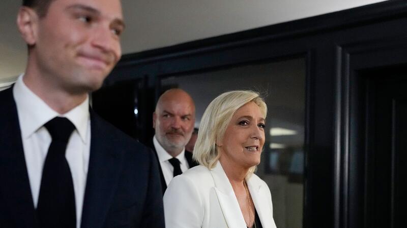 Rechte im Aufwind Die Vorsitzende der Partei Rassemblement National, Marine Le Pen (r), und der Spitzenkandidat der Partei für die Europawahlen, Jordan Bardella, haben Grund zur Freude.