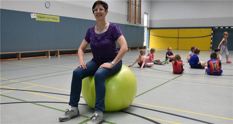 Die Vorsitzende des Fördervereins, Ulla Hupe, in der gepflegten und gut ausgestatteten Sporthalle in Wiegersen. Foto Felsch