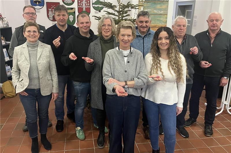 Die Vorsitzende des Kinderhospizes Cuxhaven-Bremerhaven Azize Subasic (vorne rechts) war zur Übergabe gekommen und lud die Ratsmitglieder spontan zu einem Besuch ihrer Einrichtung ein.
