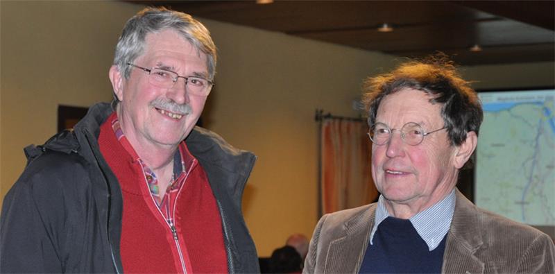 Die Vorsitzenden Theis Sumfleth (links) und Fritz Schleif vom  Förderverein Lühe-Aue werben für die Lühejolle.  Foto Lankuttis