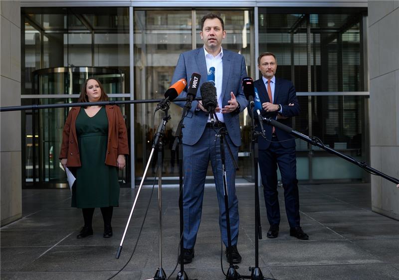 Inkonsequent und "sozial blind": Opposition kritisiert das Entlastungspaket Die Vorsitzenden der Ampel-Parteien (von links), Ricarda Lang, Bundesvorsitzende von Bündnis 90/Die Grünen, Lars Klingbeil, Vorsitzender der SPD, und Christian Lindner, Bundesvorsitzender der FDP, äußern sich vor dem Reichstagsgebäude zum geplanten Entlastungspaket als Reaktion auf die gestiegenen Energiepreise. Foto: Bernd von Jutrczenka/dpa