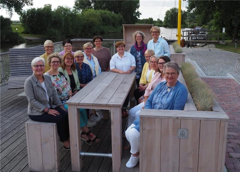 Die Vorsitzenden der zehn Landfrauenvereine und der Vorstand der Kreislandfrauen haben das Programm für 2022/2023 an der Oste in Gräpel vorgestellt. Foto: Petra Behr