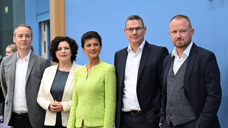 Wagenknecht startet: Was heißt das für die deutsche Politik? Die Vorstandsmitglieder des Vereins „Bündnis Sahra Wagenknecht - Für Vernunft und Gerechtigkeit“: Lukas Schön (l-r), Amira Mohamed Ali, Sarah Wagenknecht, Ralf Suikat und Christian Leye.