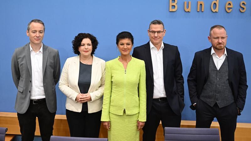 Wagenknecht verlässt die Linke und gründet eigene Partei Die Vorstandsmitglieder des Vereins „Bündnis Sahra Wagenknecht - Für Vernunft und Gerechtigkeit“ Lukas Schön (l-r), Amira Mohamed Ali, Sarah Wagenknecht, Ralf Suikat und Christian Leye.