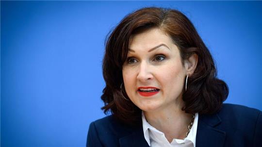 „Die Vorstellung, dass es mehr Geschlechter als zwei gibt, sollte niemanden in Panik versetzen“, sagt Ferda Ataman.