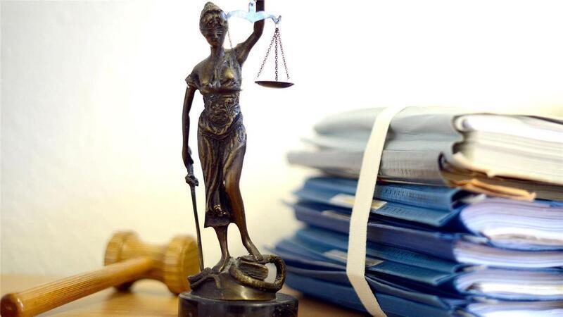 Schuldeneintreiber der rabiaten Art – Opfer schweigt und verstirbt Die Vorwürfe wogen schwer, doch die Beweislage war es auch, zumal das Opfer vor Gericht schwieg und später starb. Nun fällte das Gericht das Urteil.