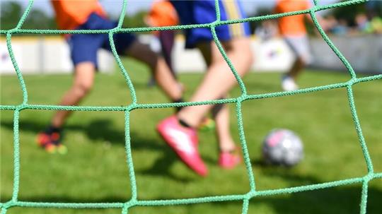 Die WHO empfiehlt 150 Minuten Ausdaueraktivität pro Woche bei moderater Intensität. Alternativ wird zu 75 Minuten Aktivität mit hoher Intensität geraten: Fußball spielen etwa.