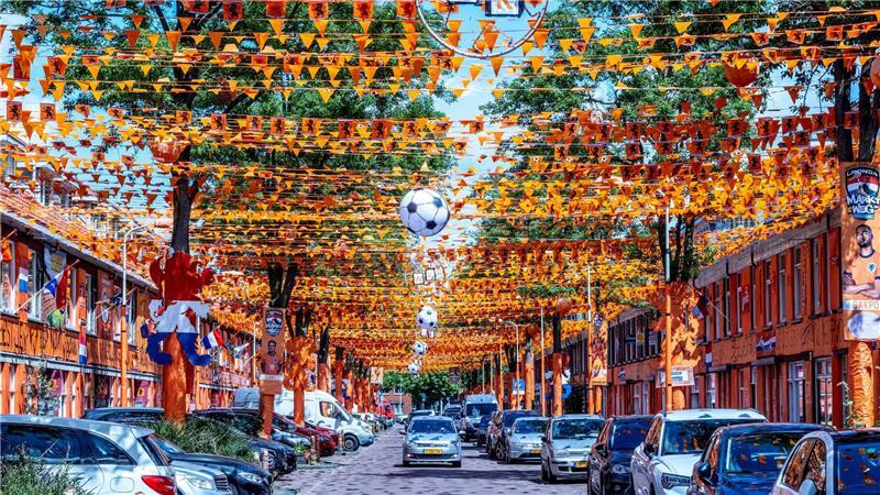 Die WM-Vorfreude ist auch in den Niederlanden deutlich sichtbar - der Marktweg in Den Haag ist bunt  geschmückt.