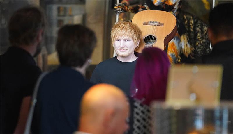 Ed Sheeran zieht ins Wachsfigurenkabinett auf die Reeperbahn Die Wachsfigur des britischen Sängers Ed Sheeran steht im Wachsfigurenkabinett Panoptikum am Spielbudenplatz an der Reeperbahn. Die Sheeran-Figur wurde von der Berliner Bildhauerin Lisa Büscher für das Panoptikum gefertigt. Foto: Marcus Brandt/dpa