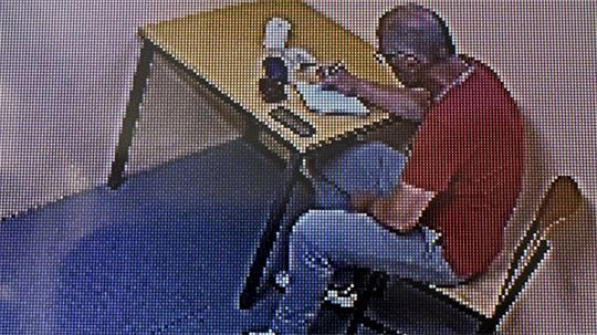 Die Wachtmeister überwachen die Zellen per Video. Lediglich der Bereich der Toilette ist geschwärzt.