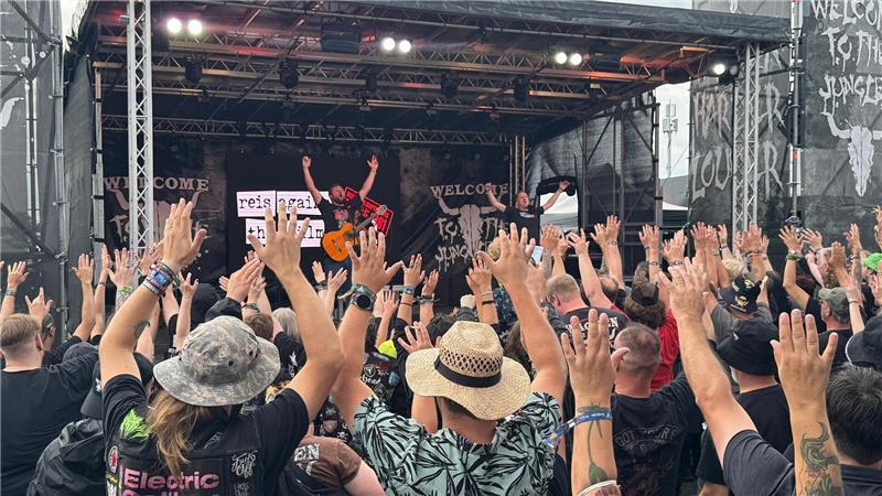 Die Wacken-Fans feiern ausgelassen mit dem Akustik-Duo.