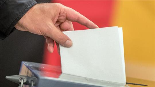 Die Wählerinnen und Wähler im Landkreis Stade können ihre Zweitstimme der Landesliste einer Partei geben.