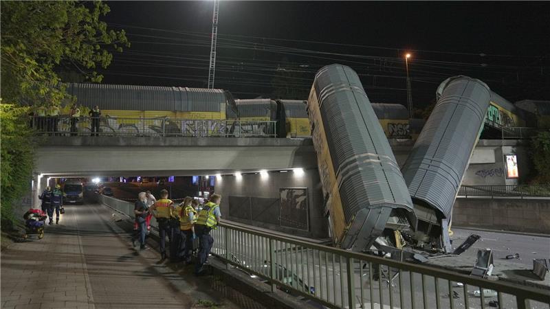 Die Waggons des Güterzugs krachten auf eine Straße.
