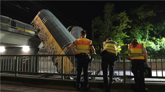 Die Waggons stürzten von einer Brücke.