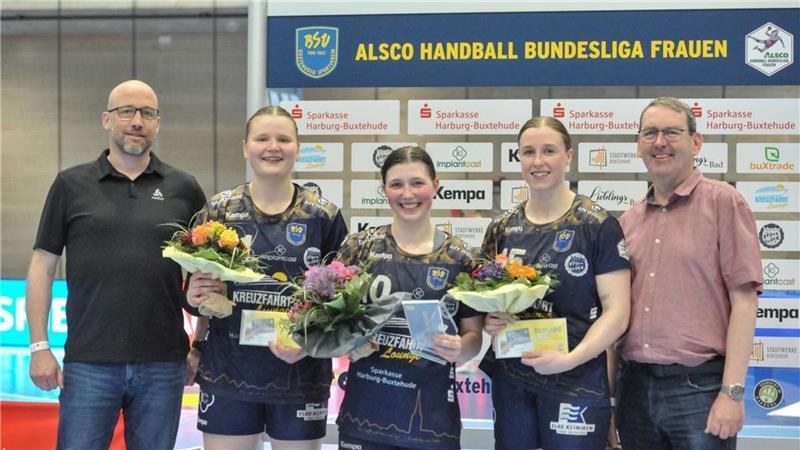 Die Wahl zur Spielerin der Saison: Claas Schmedtje (TAGEBLATT), Lin Lück (3.), Anika Hampel (1.), Jolina Huhnstock (2.) und Matthias Weiß (Sparkasse Harburg-Buxtehude; von links).