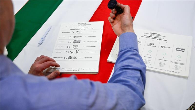 Die Wahlhelfer sind bereits fleißig bei der Arbeit.