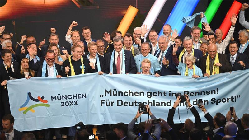 Die Wahlsieger um Bayerns Ministerpräsident Markus Söder (M) wollen die Münchner Olympia-Pläne jetzt schnell umsetzen. 