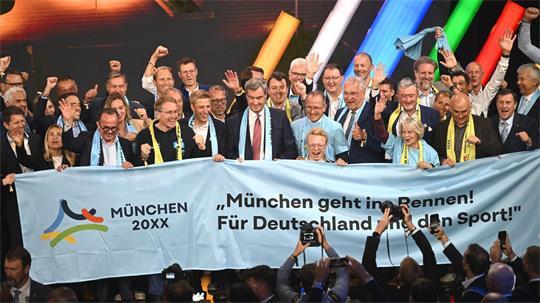 Die Wahlsieger um Bayerns Ministerpräsident Markus Söder (M) wollen die Münchner Olympia-Pläne jetzt schnell umsetzen. 
