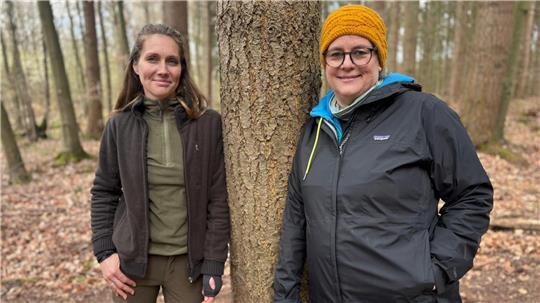 Die Waldpädagoginnen Carolin Schmiech (rechts) und Dunja Kölln bieten ein Programm für Familien und Kinder im Rüstjer Forst an.