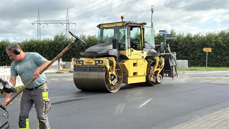 Straßensanierung: K32 wird freigegeben – Nächste Baustelle steht bevor Die Walze folgt dem Straßenfertiger.