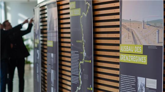 Die Wanderausstellung „An der Grenze erschossen. Erinnerung an die Todesopfer des DDR-Grenzregimes in Sachsen-Anhalt“ ist bald auf dem Brocken zu sehen. (Archivbild) 