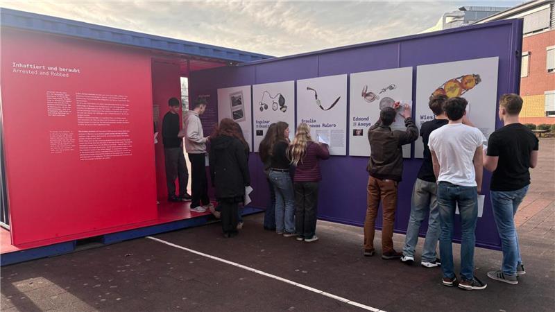 Die Wanderausstellung "Stolen Memory" macht derzeit am Aue-Geest-Gymnasium in Harsefeld Halt.