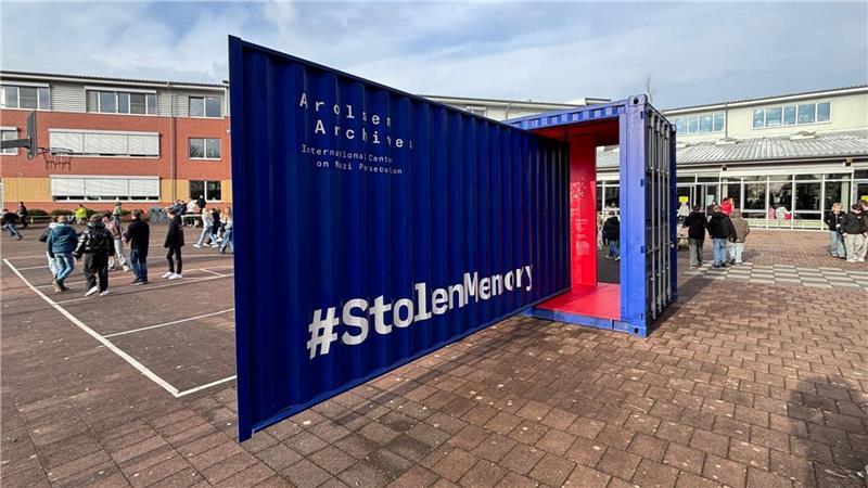 Die Wanderausstellung "Stolen Memory" macht derzeit am Aue-Geest-Gymnasium in Harsefeld Halt.