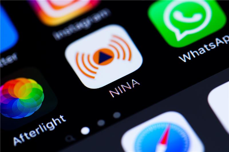 Die Warn-App NINA auf dem Handy. Foto: Rolf Vennenbernd/dpa