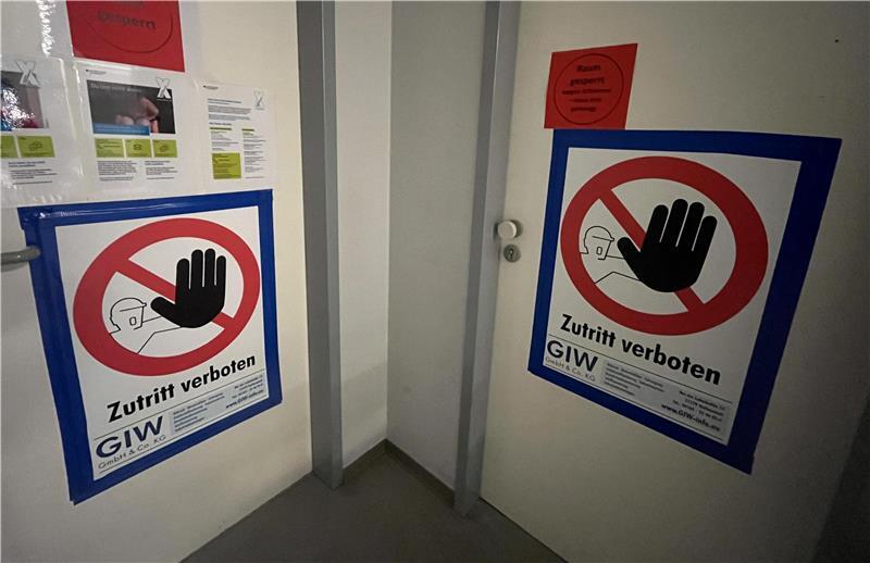 Die Warnhinweise in der Schule sind nicht zu übersehen. Diese Räume dürfen nicht betreten werden.
