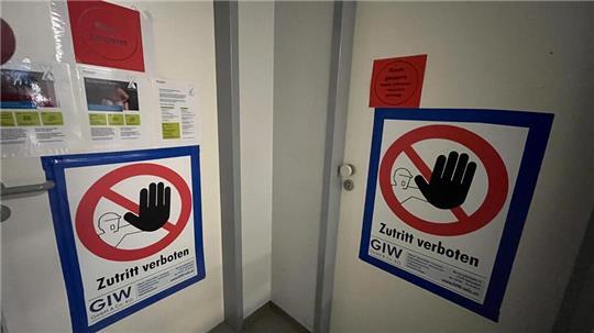 Die Warnhinweise in der Schule sind nicht zu übersehen. Diese Räume dürfen nicht betreten werden. Das gilt jetzt für die ganze Schule.