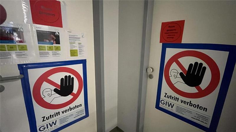 Die Warnhinweise in der Schule sind nicht zu übersehen. Diese Räume dürfen nicht betreten werden.