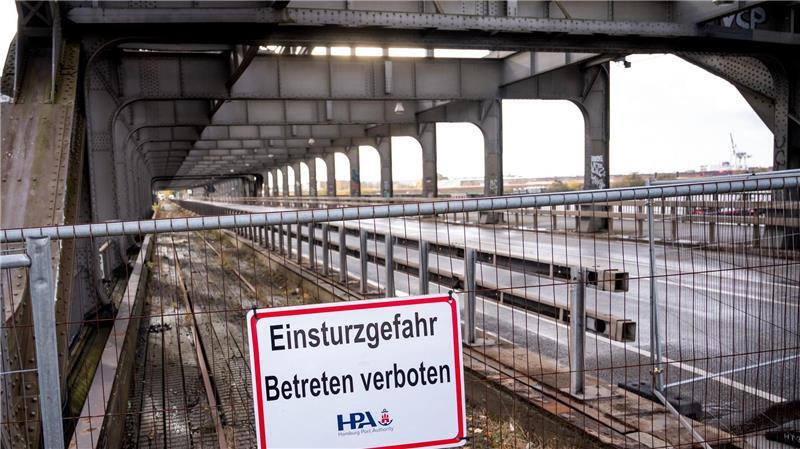 Schiffsunfall in Hamburg: Elbbrücke bleibt gesperrt Die Warnung vor der Einsturzgefahr bezieht sich nach Angaben der Hafenbehörde HPA allein auf die alte Trasse der Hafenbahn.