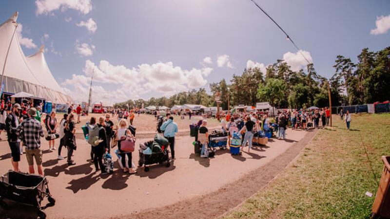 Deichbrand-Festival: Neues Konzept wird nicht jedem Camper gefallen Die Warteschlange vor dem Green Camp Check-in am Mittwoch beim Deichbrand Festival 2023.