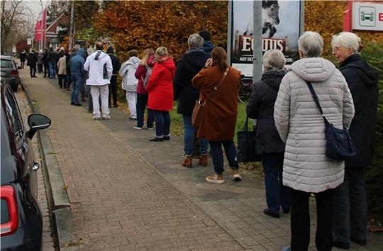 Die Warteschlange vor dme Hotel Zur Einjkehr reißt nicht ab. Fotos: Richter