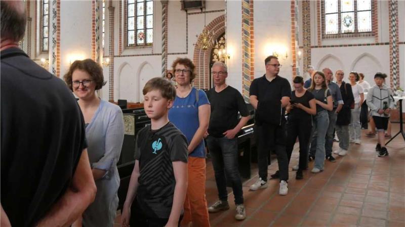 Mutige vor: Waghalsige Abseilaktion an der Buxtehuder Petrikirche Die Warteschlange zog sich quer durchs Kirchenschiff.