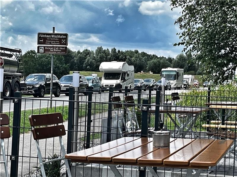 Bauarbeiten in Wischhafen: Fahrplan der Elbfähre ändert sich Die Warteschlangen vor der Fähre werden sich vermutlich in den nächsten Wochen weiter verlängern. Foto: Richter