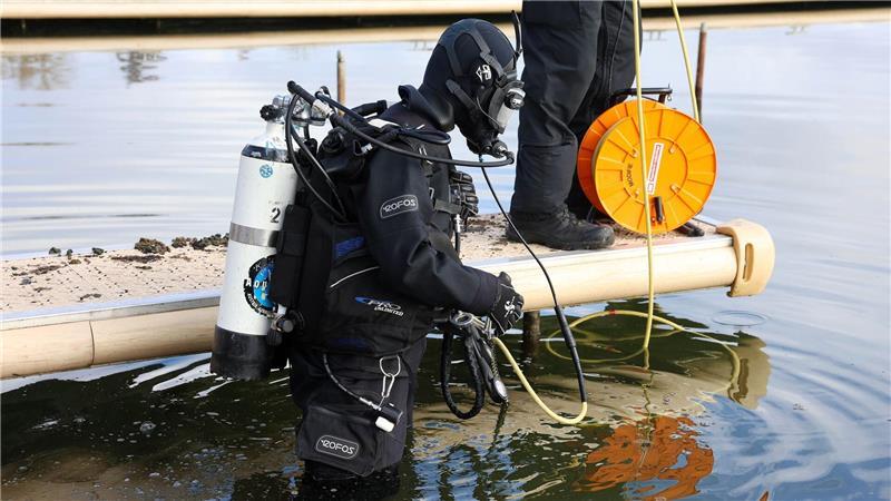 Die Wasser-Temperaturen erschweren die Arbeit.