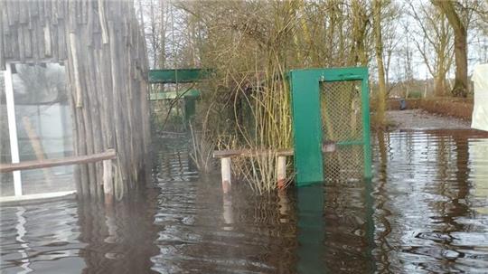 Die Wassermassen haben sich über den nord-östlichen Bereich des Geländes verteilt und etliche Gebäude umschlossen.